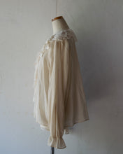 Load image into Gallery viewer, No.1613101　Lace Mix Ruffle Collar Long Puff Sleeve Front Snap Button Blouse
