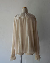 Load image into Gallery viewer, No.1613101　Lace Mix Ruffle Collar Long Puff Sleeve Front Snap Button Blouse
